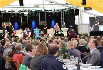 Trotz vieler Veränderungen ist bei der Tarmstedter Ausstellung auf eines Verlass: Zur Eröffnung am Freitagmorgen ist das Festzelt bis auf den letzten Sitzplatz gefüllt.  Foto: Harscher
