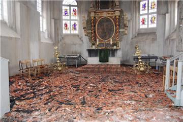 Trümmer im Altarraum der Golzwarder Kirche:  Wie hoch der Schaden ist, steht nicht nicht fest. 
