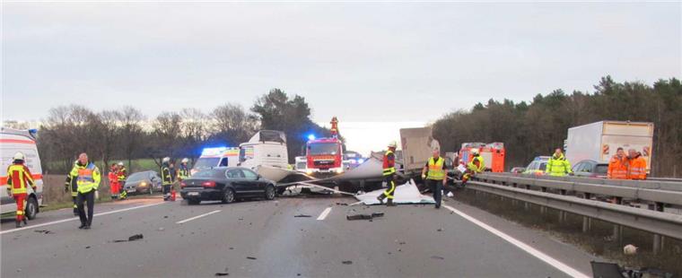 Schwerer Verkehrsunfall auf der Hansalinie: A1 bei Buchholz gesperrt Trümmerfeld auf der Hansalinie.