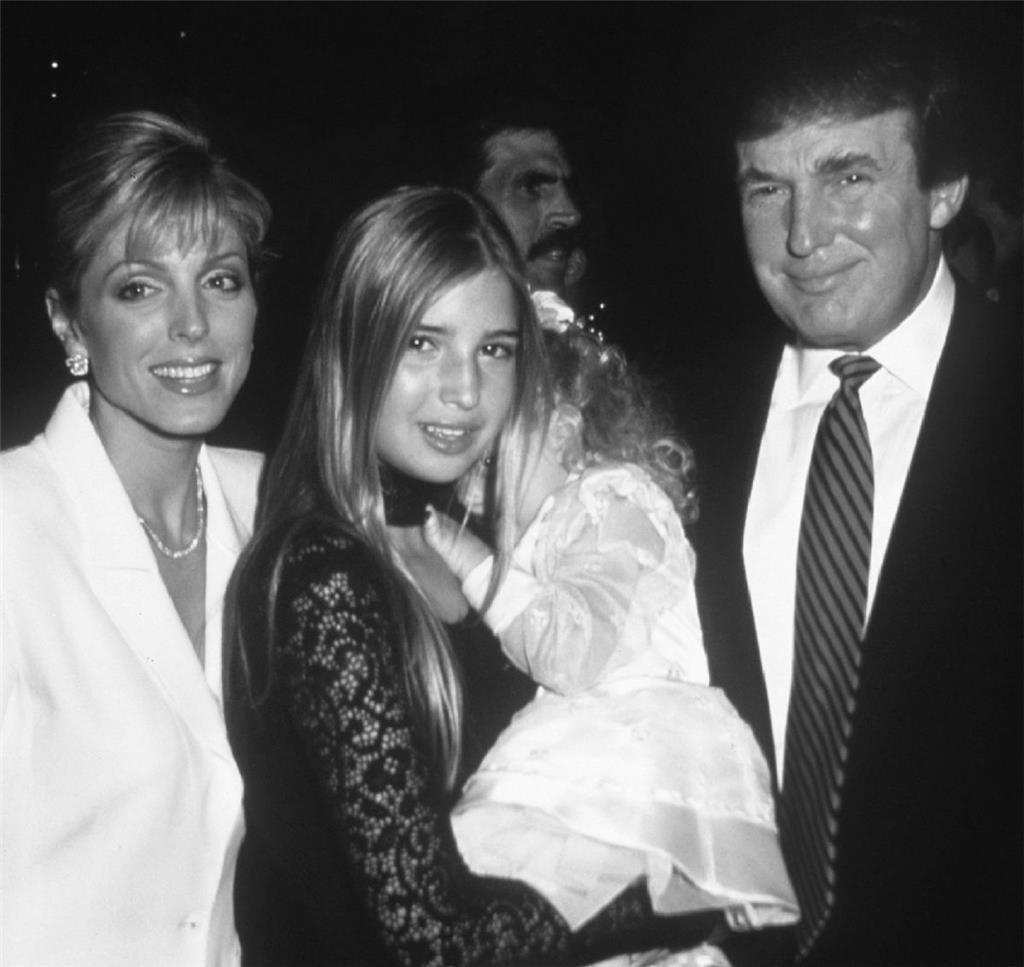 Trump, bislang dreimal verheiratet, sorgte mit seinen Ehen immer wieder für Schlagzeilen. Hier ist er (rechts) im Juni 1996 zusammen mit seiner damaligen Ehefrau Marla (links) und seiner Tochter Ivanka Trump (Mitte) aus erster Ehe zu sehen, die seine Tochter Tiffany auf dem Arm hält. Er feierte an diesem Tag seinen 50. Geburtstag.