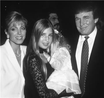 Trump, bislang dreimal verheiratet, sorgte mit seinen Ehen immer wieder für Schlagzeilen. Hier ist er (rechts) im Juni 1996 zusammen mit seiner damaligen Ehefrau Marla (links) und seiner Tochter Ivanka Trump (Mitte) aus erster Ehe zu sehen, die seine Tochter Tiffany auf dem Arm hält. Er feierte an diesem Tag seinen 50. Geburtstag.