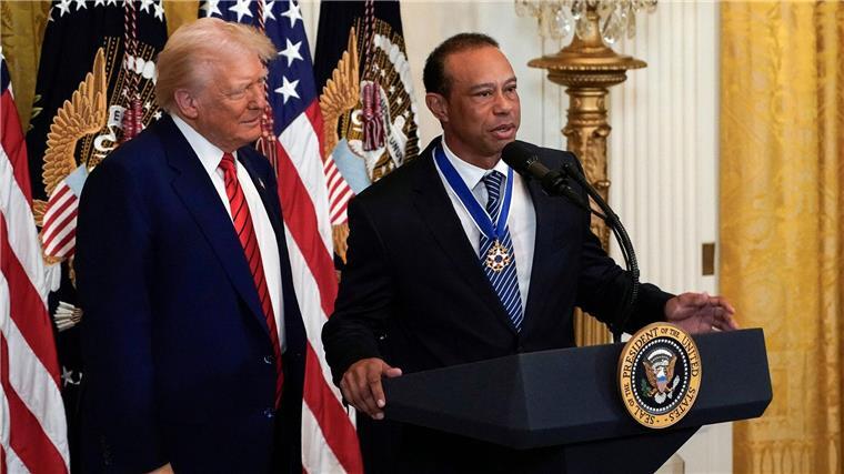 Trump (l.) und Woods gingen im Anschluss an das Gespräch zu einem anderen Thema vor die Presse.