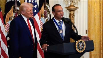 Trump (l.) und Woods gingen im Anschluss an das Gespräch zu einem anderen Thema vor die Presse.