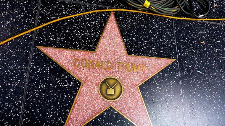 US-Promis im Angesicht von Trump - das große Schweigen Trump war 2007 für seine Fernsehsendungen mit einer Sternenplakette ausgezeichnet worden (Archivbild)