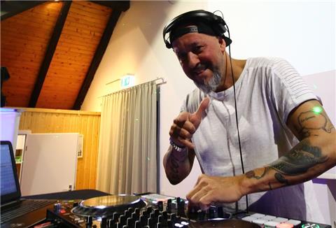 TSB-Mitarbeiter Gabriel Perez alias DJ Kiko verlegt seine Partys momentan ins Internet: Er lädt im Sommer wieder zur Loungeabenden am Strand.