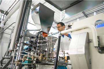 TTZ-Projektleiter Tobias Fitzel am Extruder. Die Maschine ist das Kernstück bei der Herstellung von Futtermitteln. 