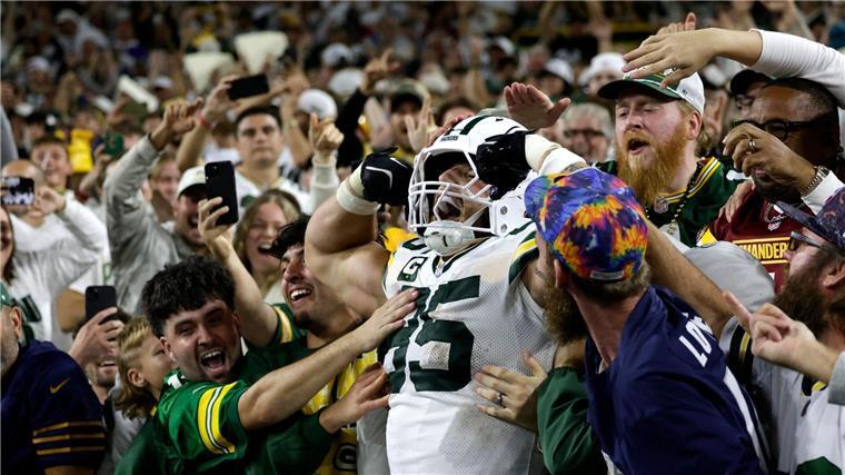Packers gewinnen auch zweites Spiel in NFL Tucker Kraft lässt sich nach einem Touchdown von den Fans feiern.