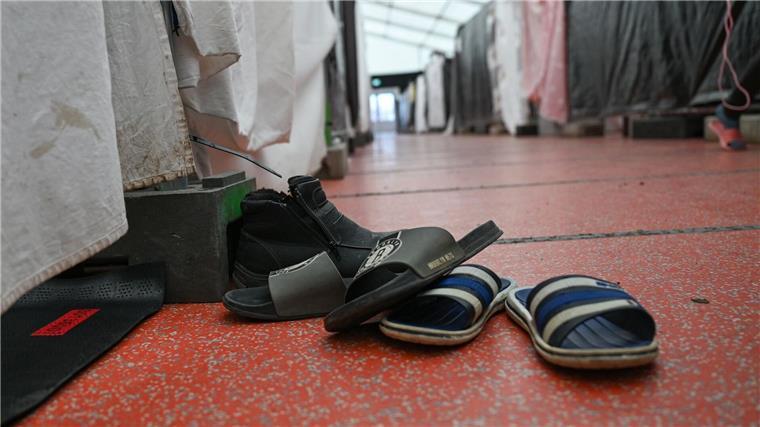 Tücher an Bauzäunen trennen die Parzellen von Flüchtlingen in einem der Bierzelte auf dem Festplatz.
