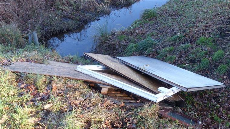 Türen und Fenster wurden illegal am Spadener Weg entsorgt.