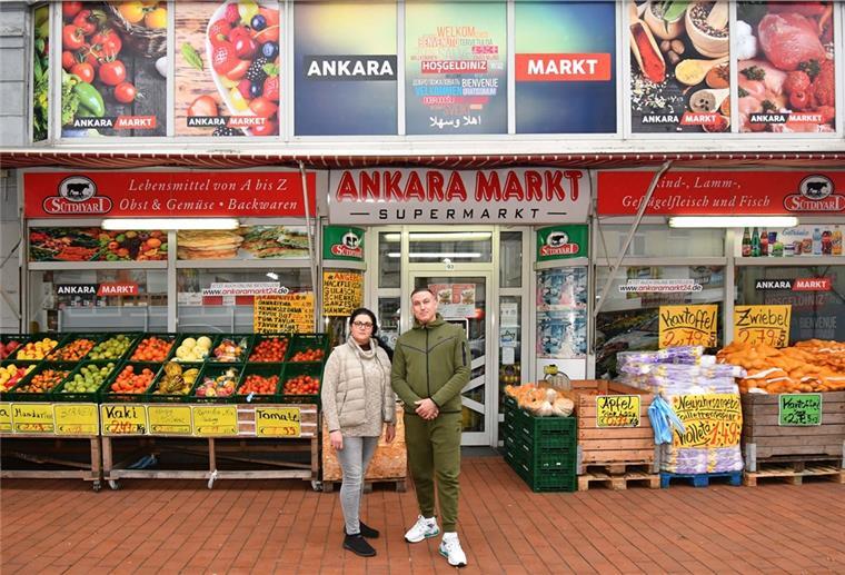 Türkan Yordanova und Osman Kilicarslan vor dem Ankara Markt