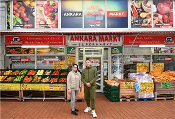 Türkan Yordanova und Osman Kilicarslan vor dem Ankara Markt