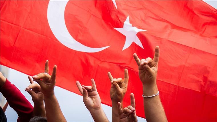 Türkei-Fans zeigen beim Fanmarsch Richtung Olympiastadion den „Wolfsgruß“.