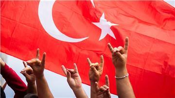 Türkei-Fans zeigen beim Fanmarsch Richtung Olympiastadion den „Wolfsgruß“.