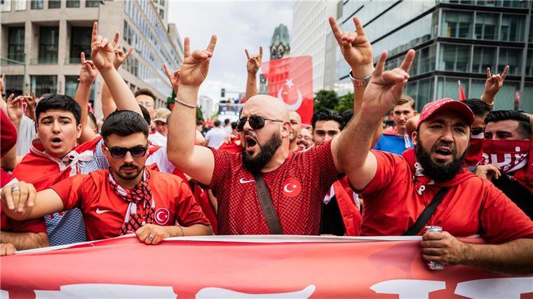 Türkische Fans zeigen den Wolfsgruß.