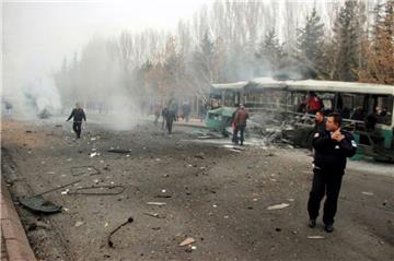 Türkische Polizisten inspizieren nach der Explosion einer Autobombe den Tatort vor der Erciyes-Universität im zentraltürkischen Kayseri. 