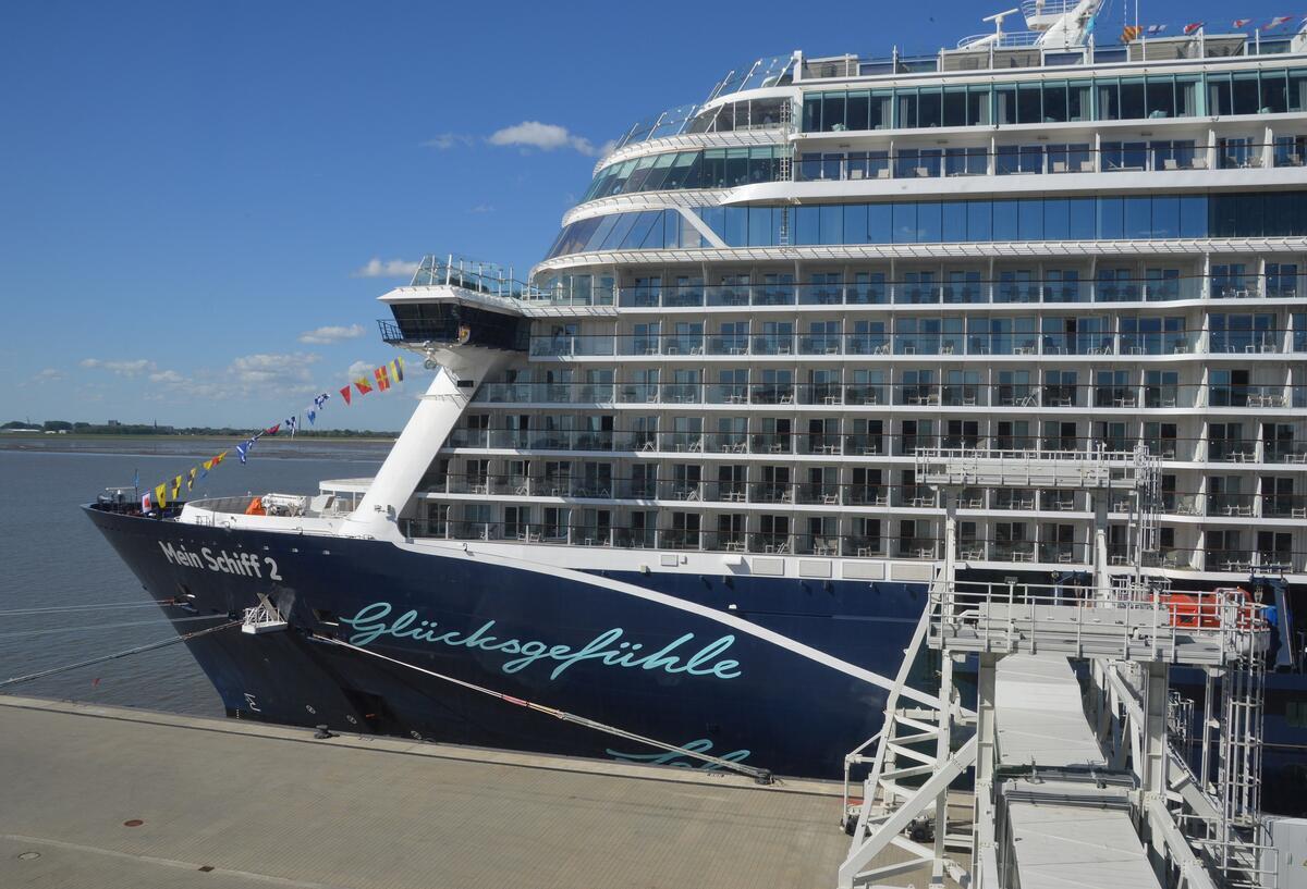 Mein Schiff 2 startet nach Karibik – Bremerhaven sagt „Ahoi“ Die „Mein Schiff 2“ von Tui Cruises am Kreuzfahrtterminal in Bremerhaven.