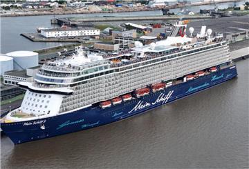 Die Mein Schiff 3 liegt im Hafen von Bremerhaven.