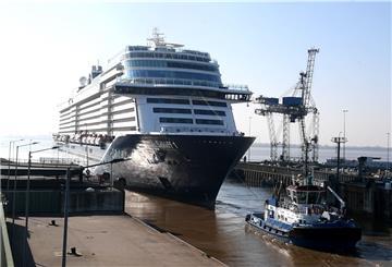 TUI´s größtes Schiff die, „Mein Schiff 1“, verabschiedet sich am Mittwoch mit einer Dockschleusung.