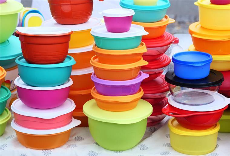Mehrere Schalen und Schüsseln mit Tupperware stehen auf einem Tisch.