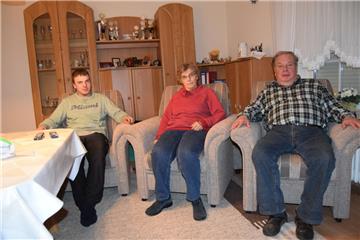 TV-Kandidat Christopher (von links) schaut mit seinen Eltern Lieselotte und Günter Söhl die aktuelle Folge "Bauer sucht Frau".