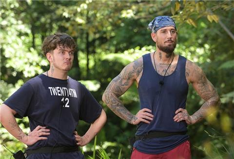 Twenty4Tim (l) und Mike Heiter treten zur Dschungelprüfung. Das TV-Dschungelcamp läuft bei RTL und RTL+.