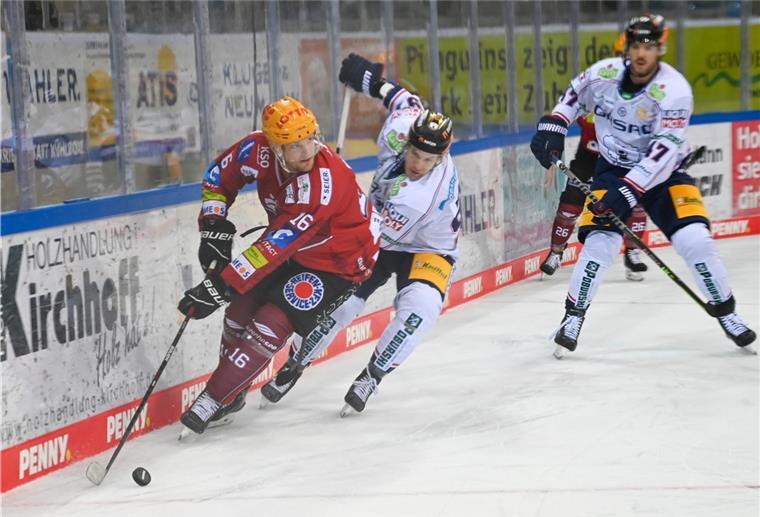 Tye McGinn (links) wird den Fischtown Pinguins in Mannheim wegen einer Verletzung fehlen.