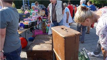 Typisch Flohmarkt: Eine große Angebotspalette. 