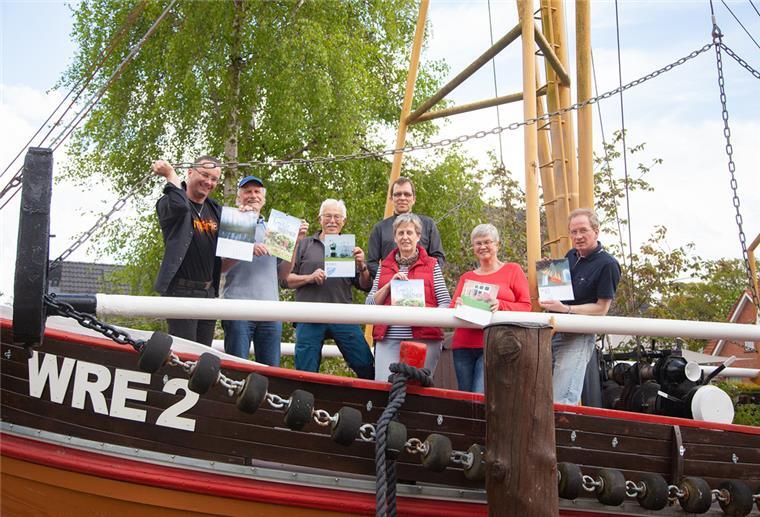„Typisch Wremen“ ist auch der Krabbenkutter Koralle an der Wremer Straße, auf dem die Kalendergruppe des Heimatkreises ihren Kalender für 2023 präsentiert.