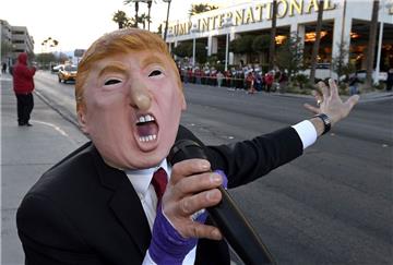 Uah, Trump kommt: Nutzer laden im Netz derzeit unter dem Hashtag #TrumpIsComingChallenge Videos hoch, auf denen jemand ruft, dass der künftige US-Präsident Donald Trump kommt - woraufhin Massen von Menschen schreiend davonrennen. 
