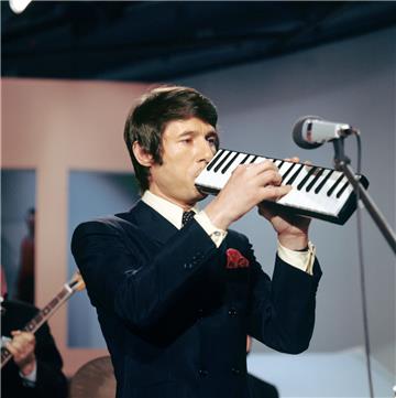 Udo Jürgens musiziert mit einer Melodica während eines Auftritts in der Fernsehs...