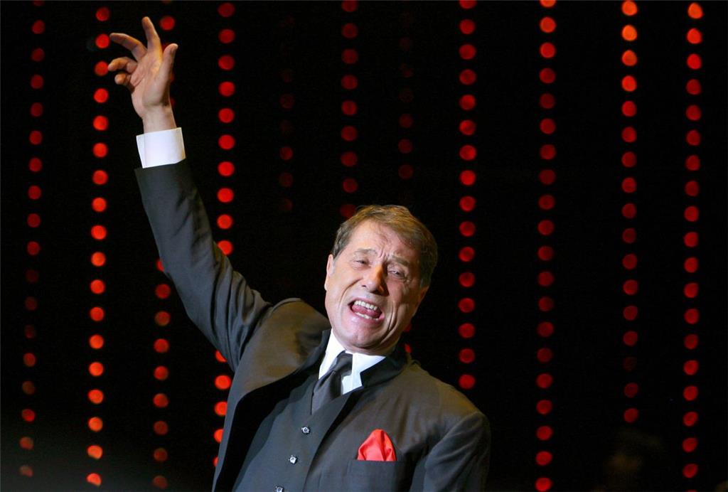 Udo Jürgens singt am 2008 auf dem 26. Opernball in Frankfurt am Main. 