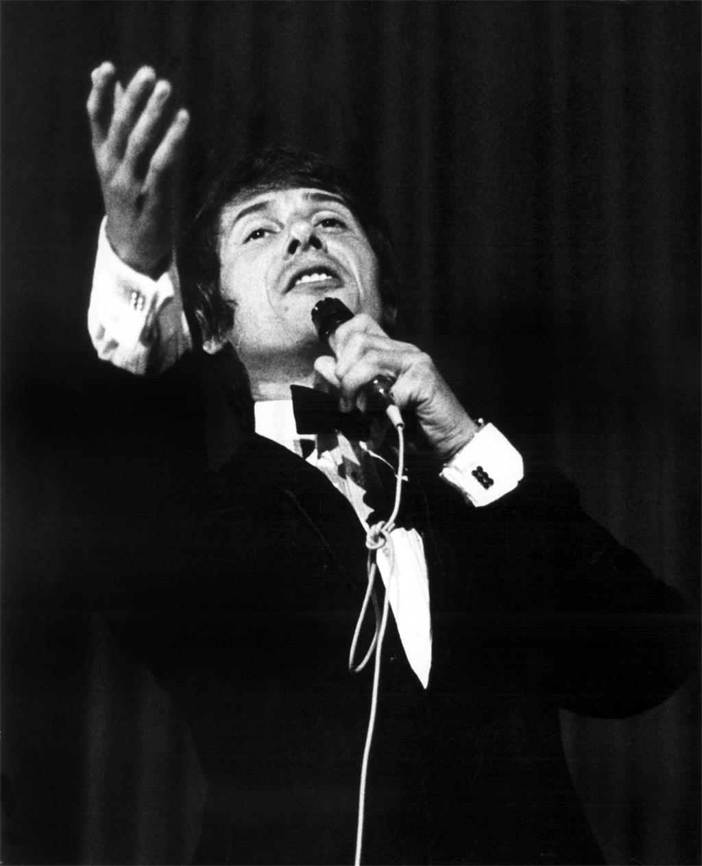 Udo Jürgens während seines Konzerts in der Rhein-Halle in Düsseldorf 1969. 