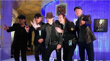 Udo Lindenberg (M) mit Mitgliedern seines Panikorchesters: Jean-Jacques Kravetz (l-r), Steffi Stephan, Hannes Bauer und Hendrik Schaper.