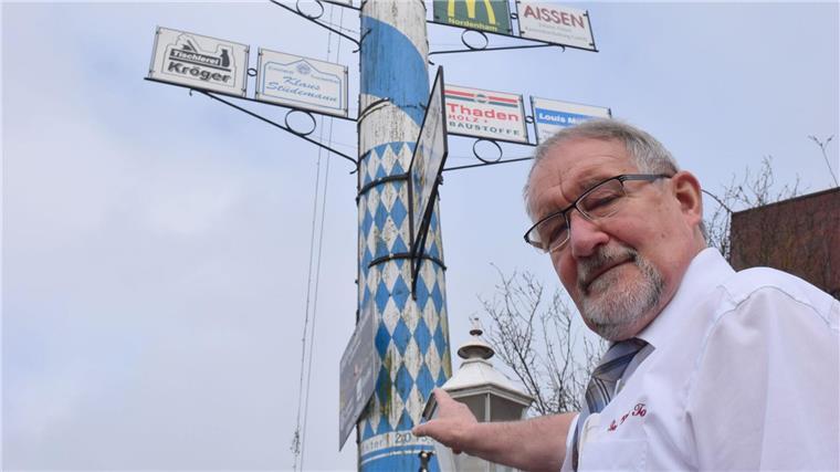 Udo Venema vor dem 2018 aufgestellten Maibaum. Der Nachfolger kommt nächste Woche.