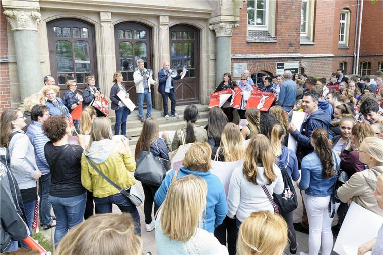 Über 100 Demonstranten warfen den Mitglieder des Schulausschusses am Dienstag mangelnden Einsatz für eine bessere Bildung vor. Foto  Masorat