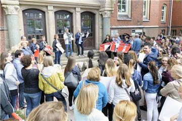 Über 100 Demonstranten warfen den Mitglieder des Schulausschusses am Dienstag mangelnden Einsatz für eine bessere Bildung vor. Foto  Masorat