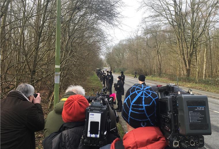 Hundertschaft sucht nach der vermissten Ekaterina Baumann Polizisten stehen in einer Kette bereit zur Suche