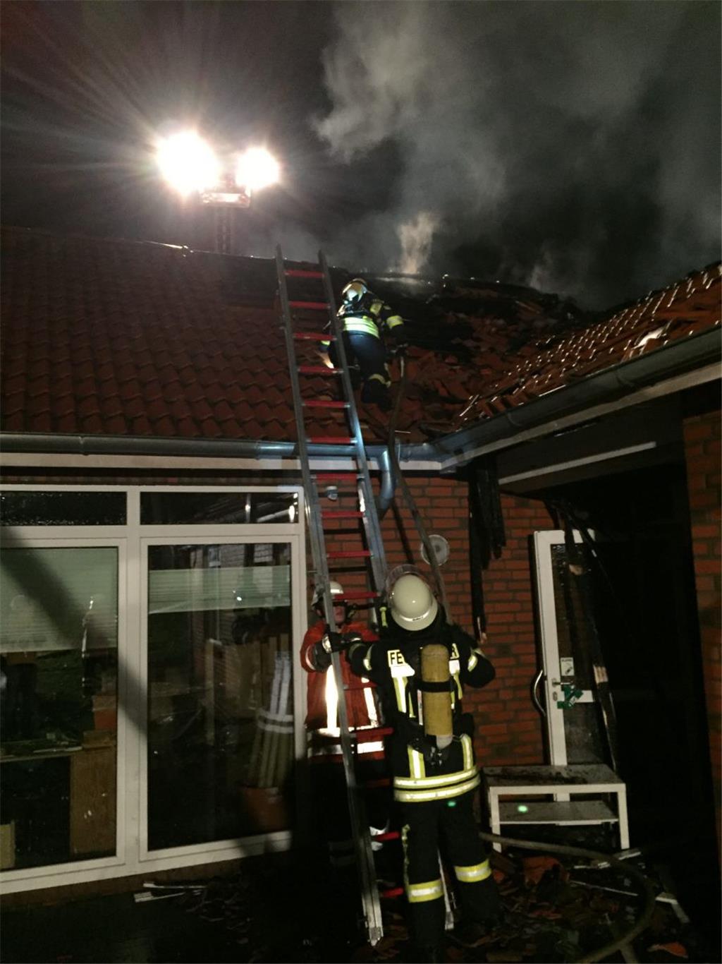 Über 100 Feuerwehrleute waren in der Nacht zu Sonntag im Einsatz.