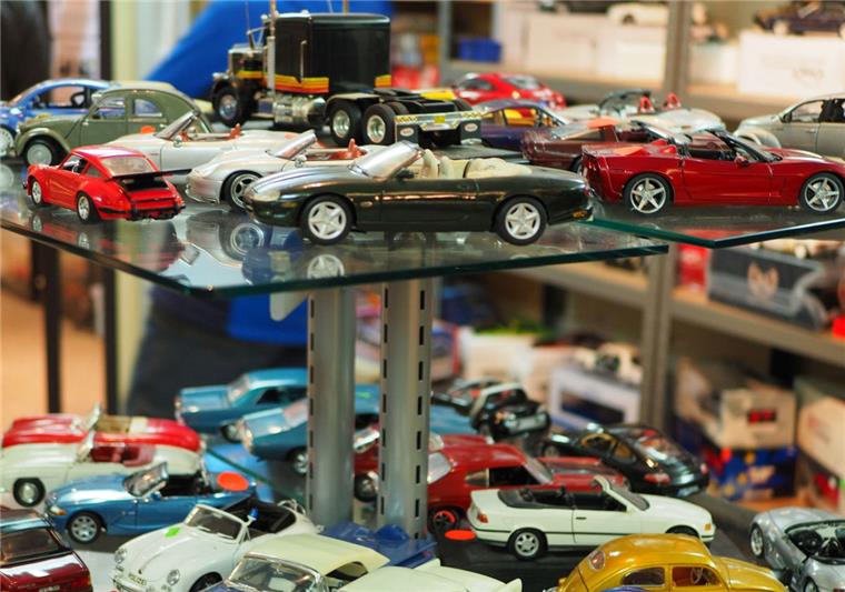 Autos ohne Ende: In Dorum gibt es einen der größten "Fuhrparks" Deutschlands Über 10.000 verschiedene Modelle sind bei "Buri" in Dorum zu bewundern.