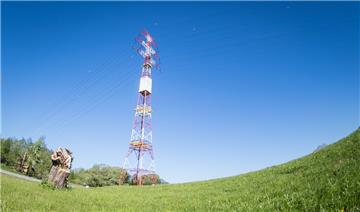 Über 130 Meter ragt der Strommast an der Juliusplate in Berne in den Himmel.