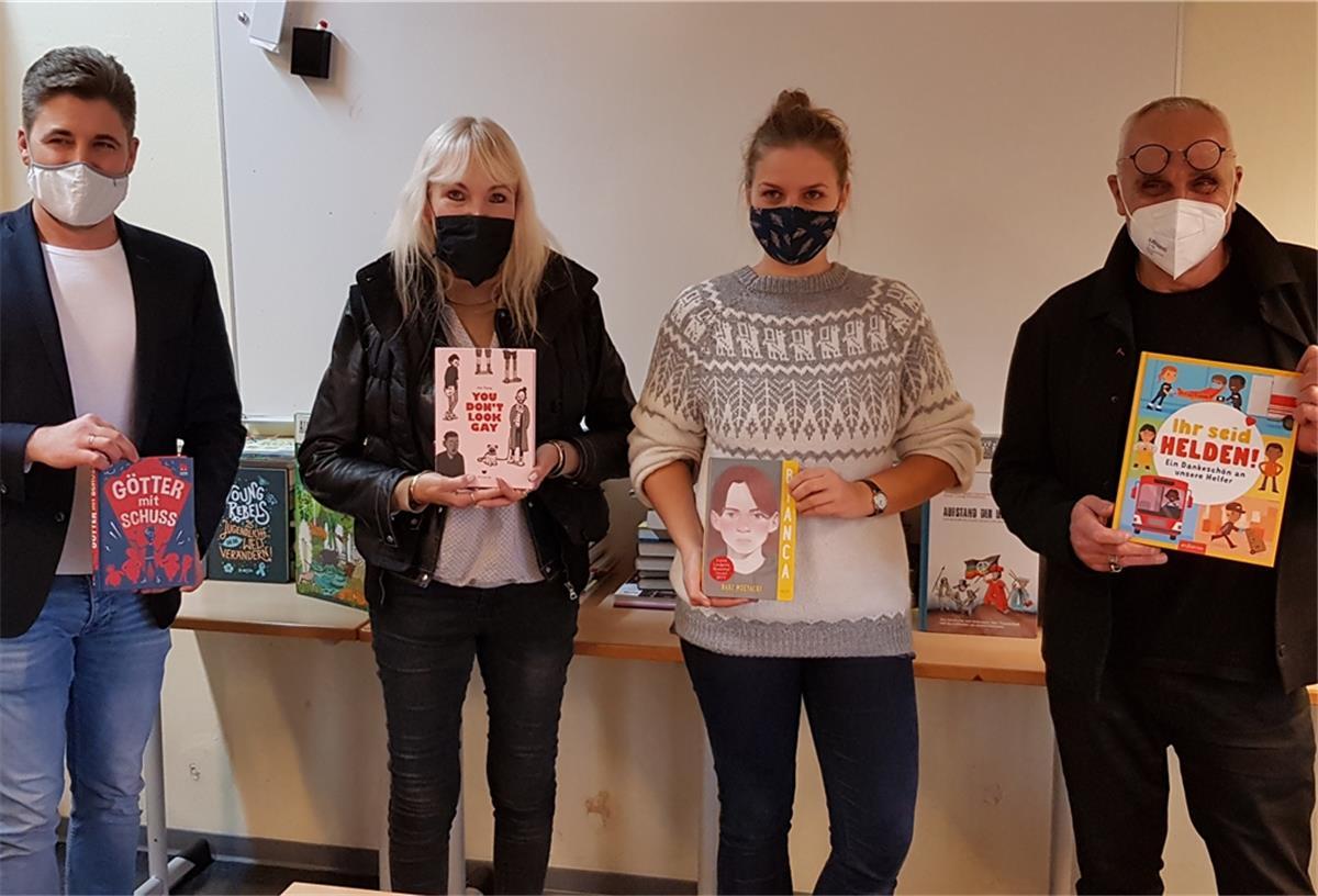 Syrische Berufsschüler schreiben deutsche Kurzromane Über 150 Bücher, gespendet von Radio Bremen, für die Sophie-Scholl-Schule freuen sich (v. l.) Matthias Henke (VGH-Stiftung), Klassenlehrerin Frauke Rosenfeld, Johanna Schwarz (Literaturfestival „Junge globale“) und Autor José Oliver.