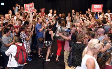 Über 150 Lehrer, Schüler und Eltern forderten in dem am Dienstag im Jungen Theater tagenden Schulausschuss die Politiker auf, sich aktiver und wirkungsvoller für die Absicherung der Lehrerversorgung einzusetzen.  Foto Scheschonka