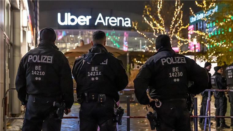 Über 1500 Polizeibeamte waren rund um das Spiel im Einsatz.