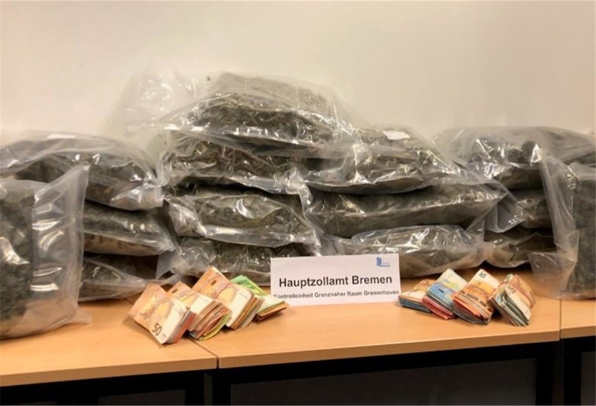 Drogenfund bei Nesse: 16 Kilo Marihuana sichergestellt Über 16 Kilo Marihuana und 40.000 Euro Bargeld konnten die Beamten sicherstellen. Quelle: Zoll
