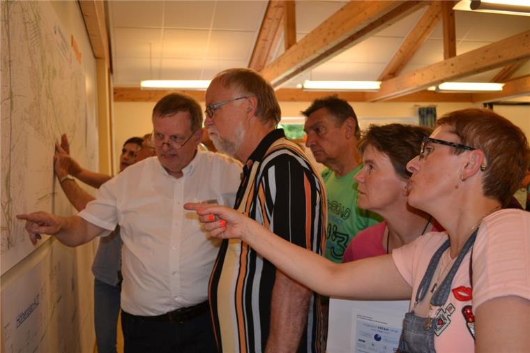 Über 200 Loxstedter informierten sich im Rathaus über die Pläne für die Küstenautobahn A20.