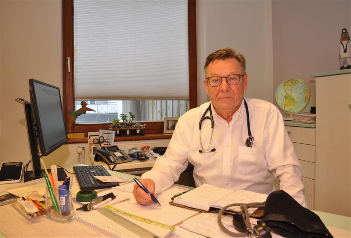 Nach mehr als 40 Jahren: Nordenham verliert einen beliebten Hausarzt Über 40 Jahre hat Dr. Peter Schmidt als Hausarzt in Nordenham gearbeitet. Nun hat er sich aus der Praxis am Markt verabschiedet.
