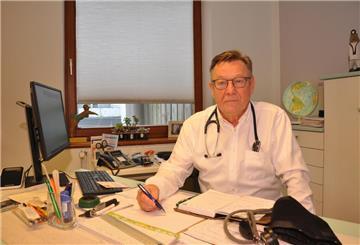 Über 40 Jahre hat Dr. Peter Schmidt als Hausarzt in Nordenham gearbeitet. Nun hat er sich aus der Praxis am Markt verabschiedet.