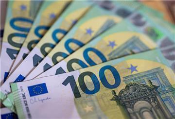 Mehrere 100-Euro-Geldscheine liegen auf einem Tisch. Über 450 Euro extra können sich Rentner mit einem einfachen Antrag sichern. Doch es gibt ein paar Voraussetzungen.