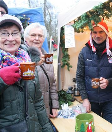 Über das optimale Glühweinwetter freuten sich auch die Besucher aus Bokel: Der B...