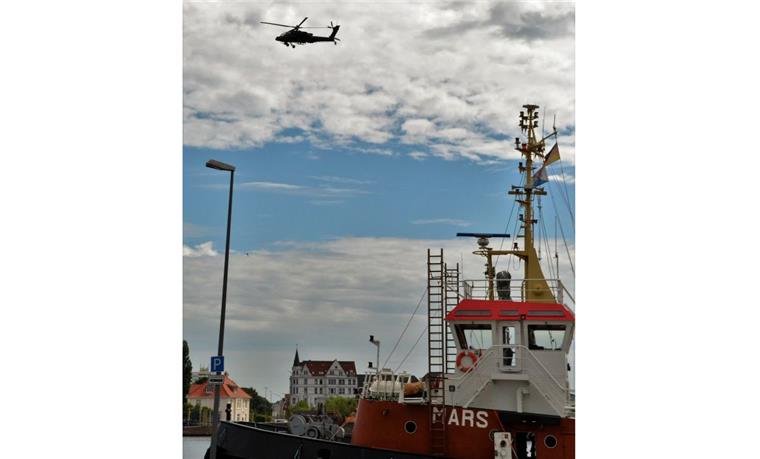 Über dem Hafen von Bremerhaven knatterten am Montag wieder „Apache“-Kampfhubschrauber.